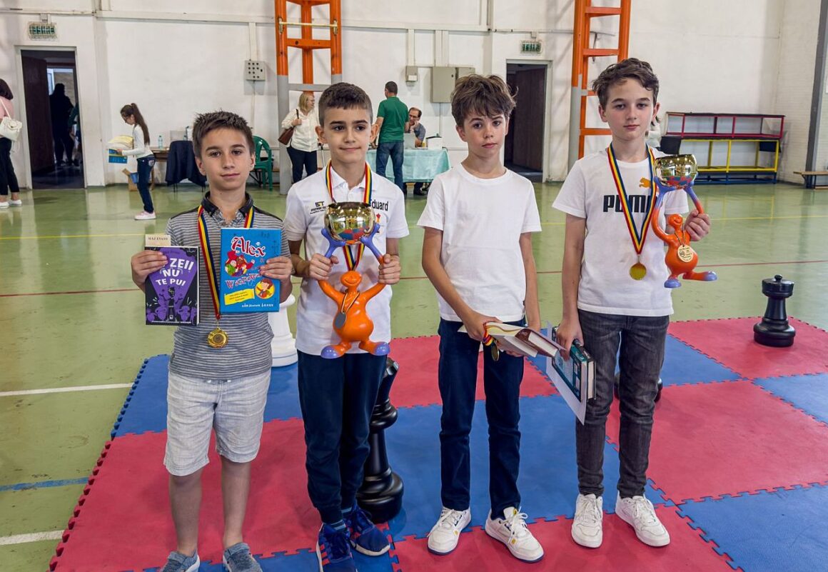 De 1 Iunie, micii şahişti ai clubului şi-au făcut cadou 4 medalii: două de aur şi două de argint!